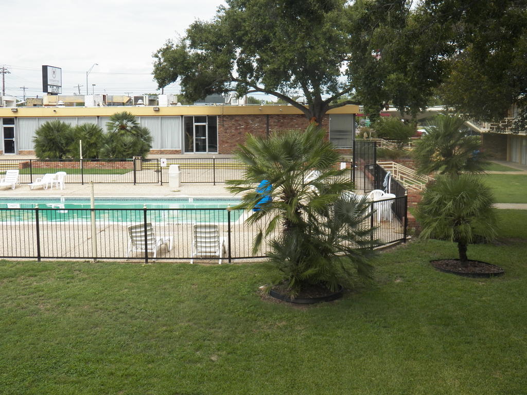 University Inn Bryan Exterior photo