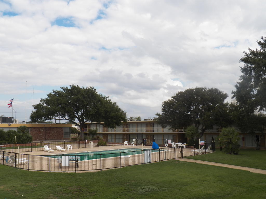 University Inn Bryan Exterior photo