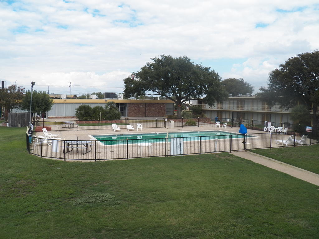 University Inn Bryan Exterior photo