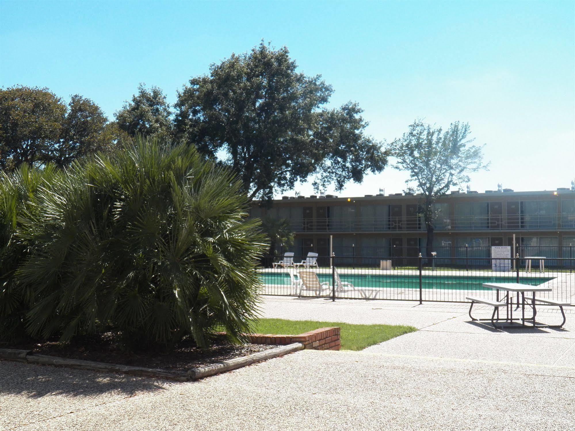 University Inn Bryan Exterior photo